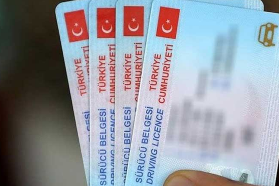 Ehliyette yeni döneme geçildi! Yaş sınırı geçenler kullanamayacak