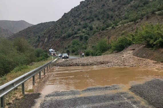 Erzurum'da 2 gündür kesintisiz yağış sele sebep oldu...