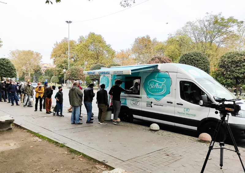 Vuslat Derneği "Şefkat Çorbası" Projesi İle Halka Ücretsiz Çorba Dağıtımı Gerçekleştiriyor