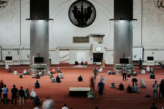 İdrar için sıkışık haldeyken namaz kılınır mı?