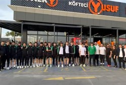 Köfteci Yusuf'a futbol dünyasından sürpriz destek! Tüm takım yemeğe gitti