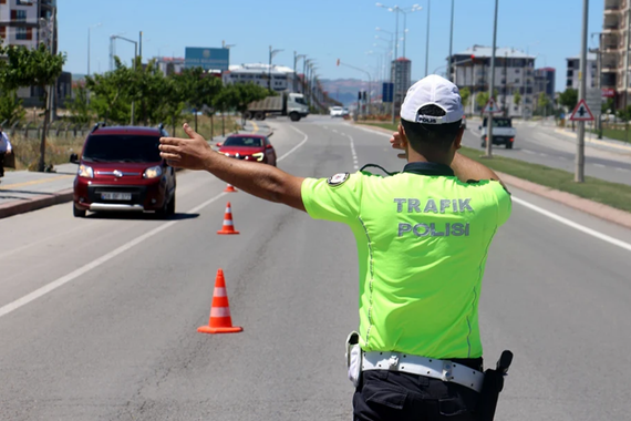 Sınırı geçenler ehliyeti olsa dahi trafiğe çıkamaz! Sürücü belgesinde yeni dönem