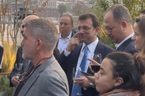 ekrem-imamoglu-icki-icerken-yakalandi.jpeg