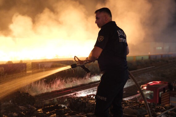 kagit-fabrikasindaki-yangin-hala-devam-ediyor-3-gun-oldu-sondurulemiyor.jpg