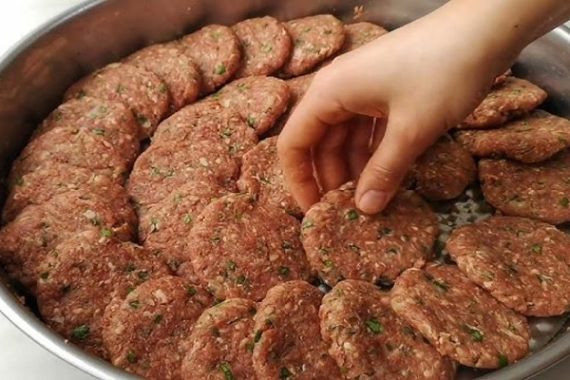 lezzetli-kofte-yapmak-icin-kiyma-harcina-1-kasik-bundan-ekleyin-bakin-nasil-lezzetli-oluyor.png